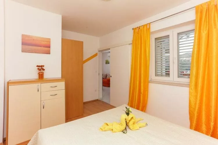 Apartments Pojko - One-Bedroom Apartment with Terrace (Yellow)-Slaapkamer