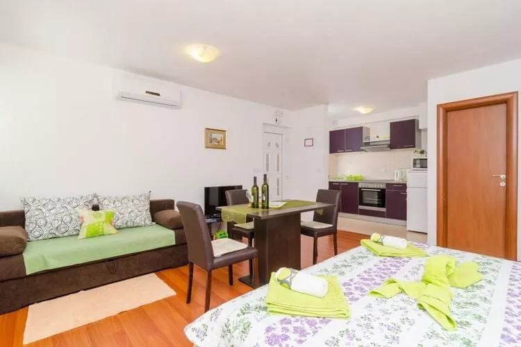 Apartments Ira  - Studio with Terrace (3 Adults)-Woonkamer