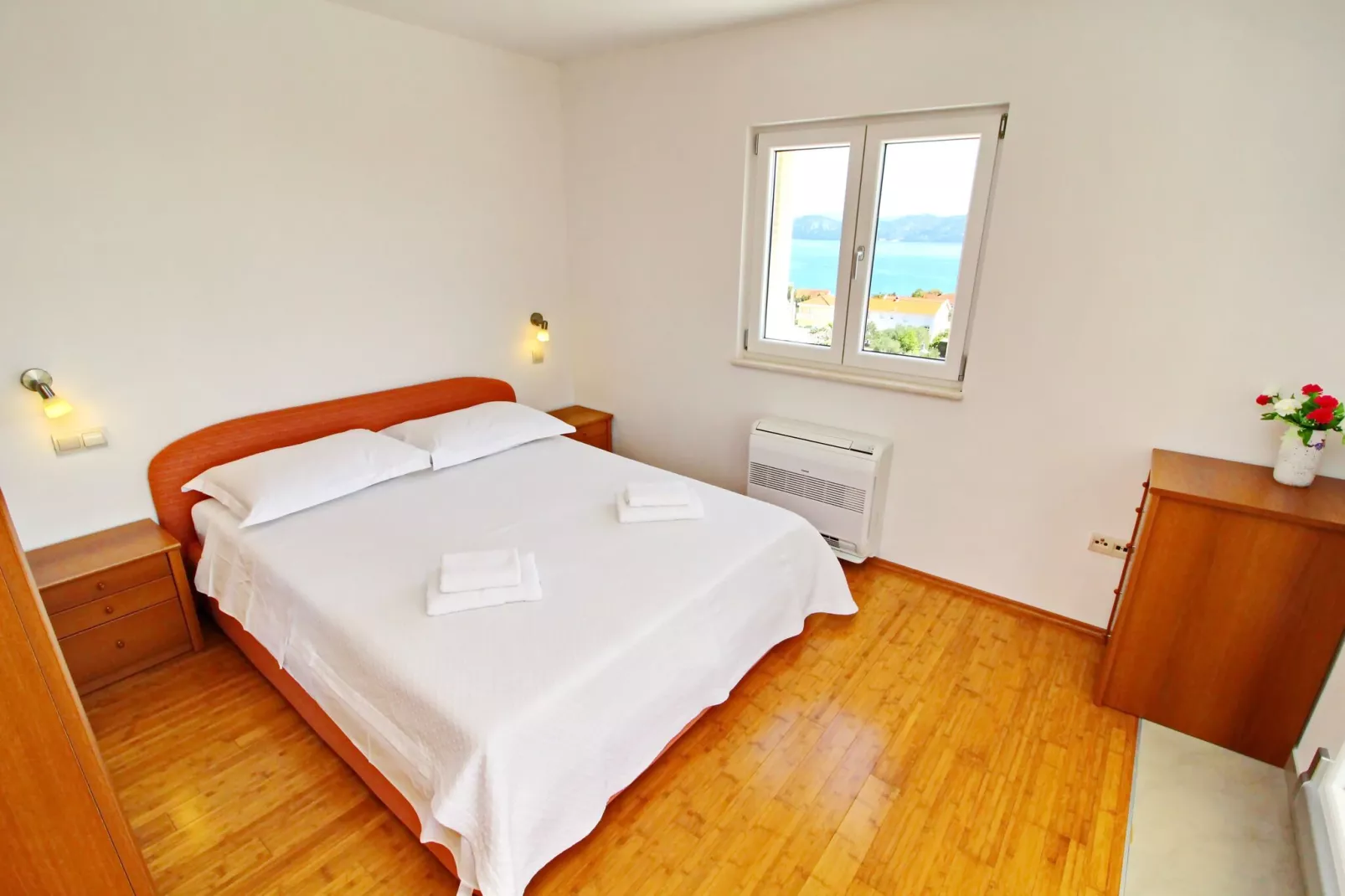 Apartments Gusti - Two-Bedroom Apartment with Balcony and Sea View-Slaapkamer