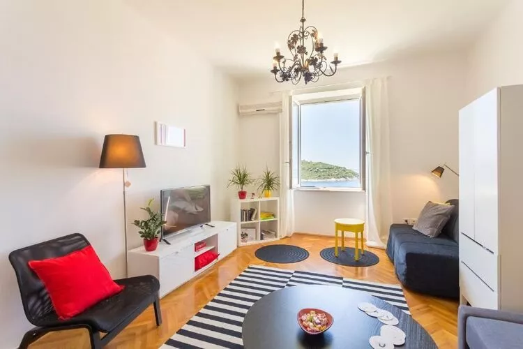 Apartment Natasha - One-Bedroom Apartment with Sea View-Woonkamer