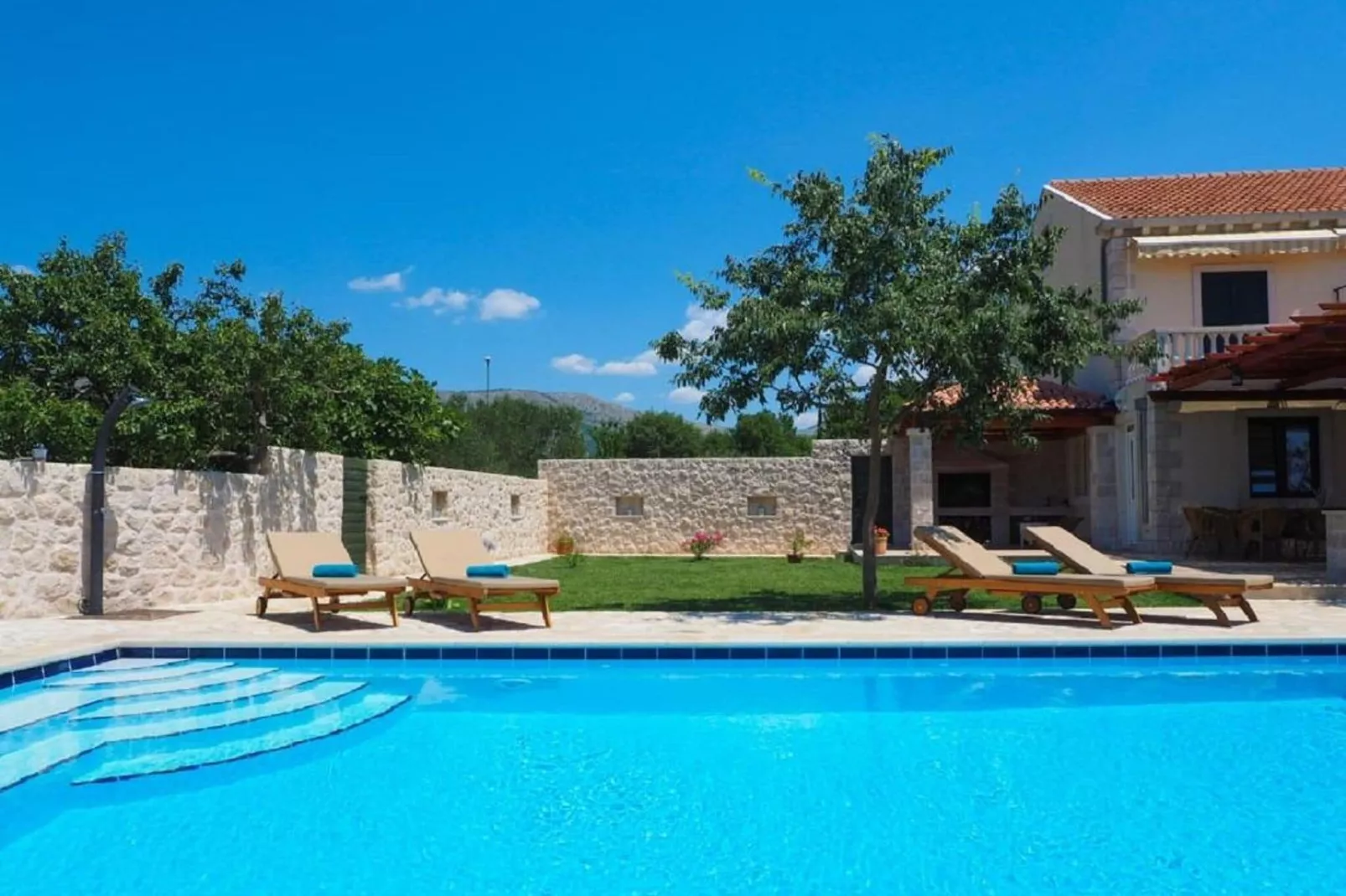 Villa Antonija - Four-Bedroom Villa with Terrace and Private Pool-Zwembad