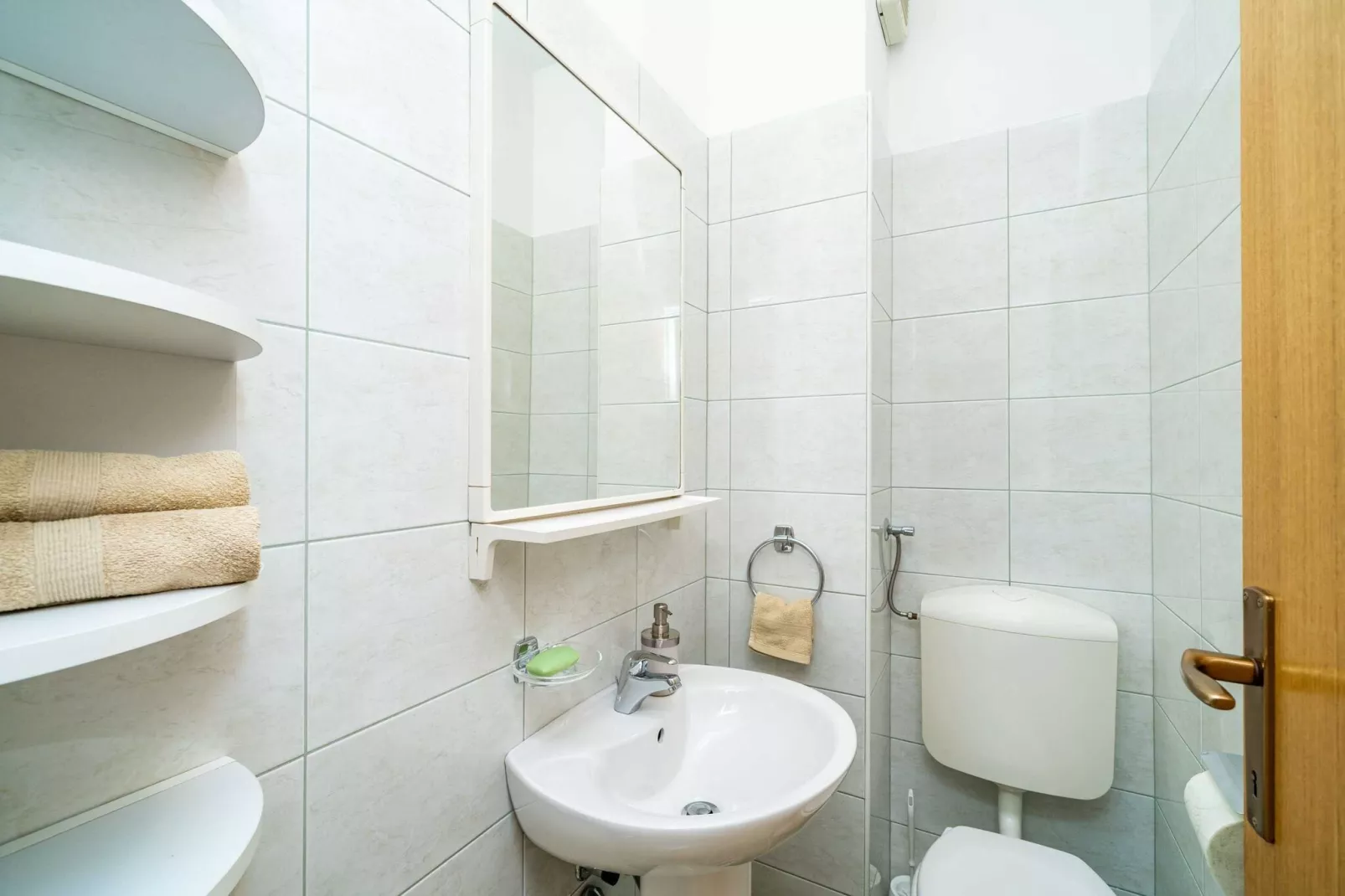 Down Town Apartments - One Bedroom Apartment with Balcony-Badkamer