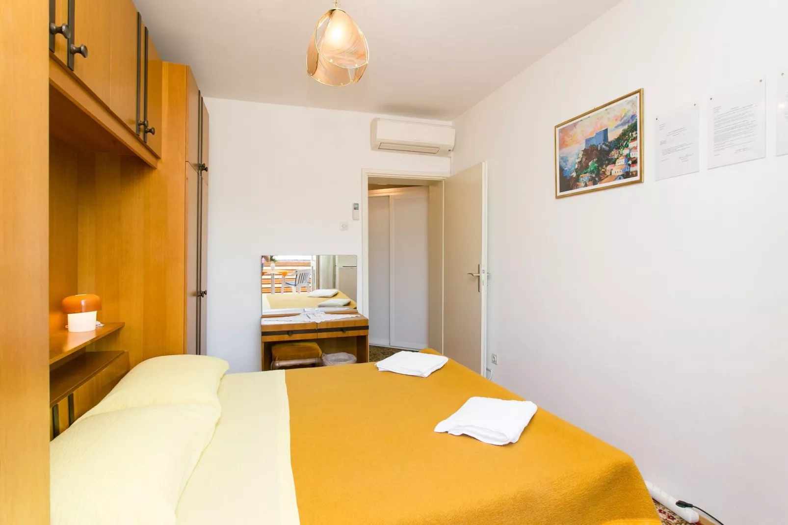 Guest House Bridge View - Double Room with Balcony and Sea View-Binnen