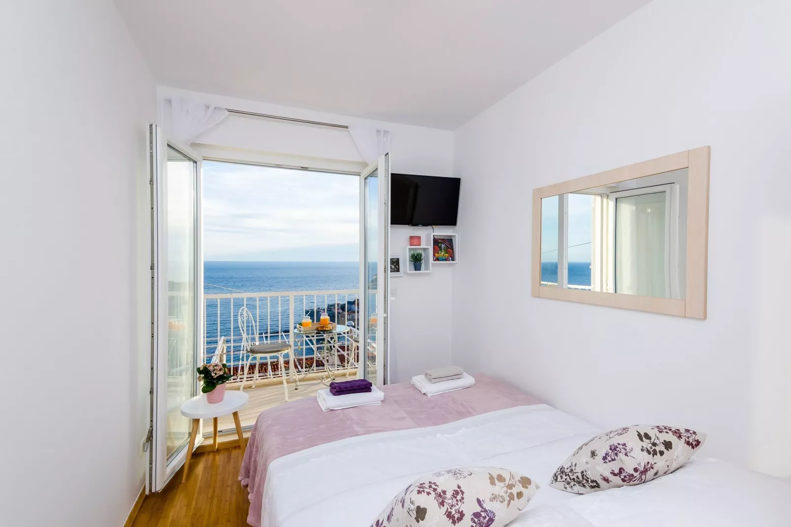 Ploce Apartments-One-Bedroom Apartment with Balcony and Sea View - Ante Topića Mimare 10 Street (Mali)-Slaapkamer