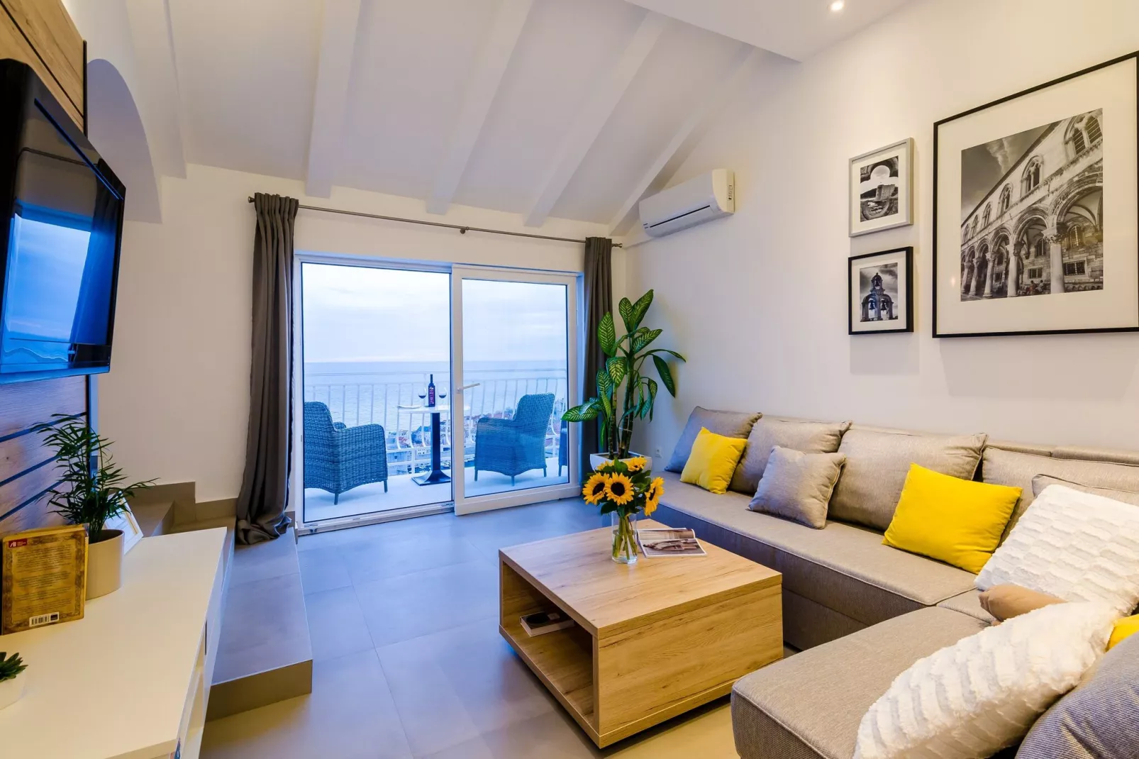 Ploce Apartments-One-Bedroom Apartment with Terrace and Sea View - Ante Topića Mimare 10 Street (Veliki)-Woonkamer