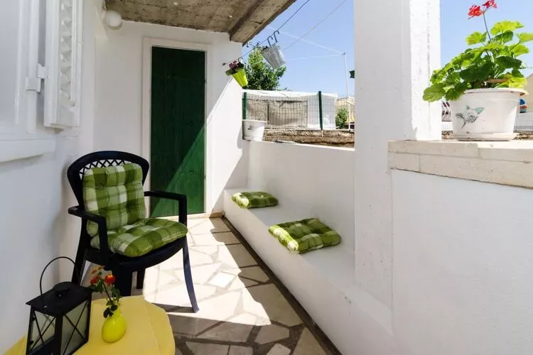 Apartment Mir - Studio Apartment with Garden View-Terras