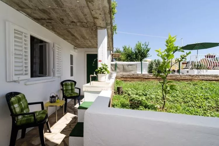 Apartment Mir - Studio Apartment with Garden View-Terras