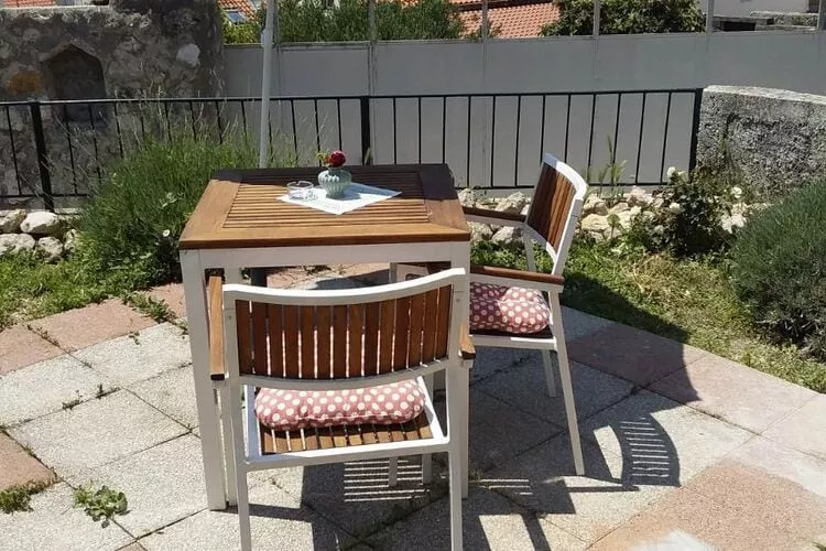 Apartment Mir - Studio Apartment with Garden View-Terras