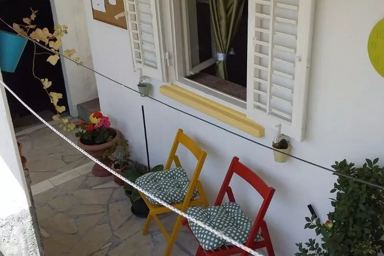 Apartment Mir - Studio Apartment with Garden View-Terras