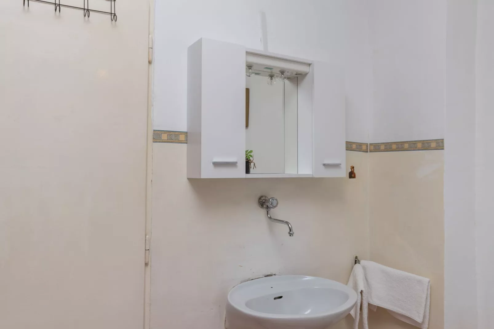 Guest House Bradas- Twin  Room with Shared Bathroom No4-Terrasbalkon