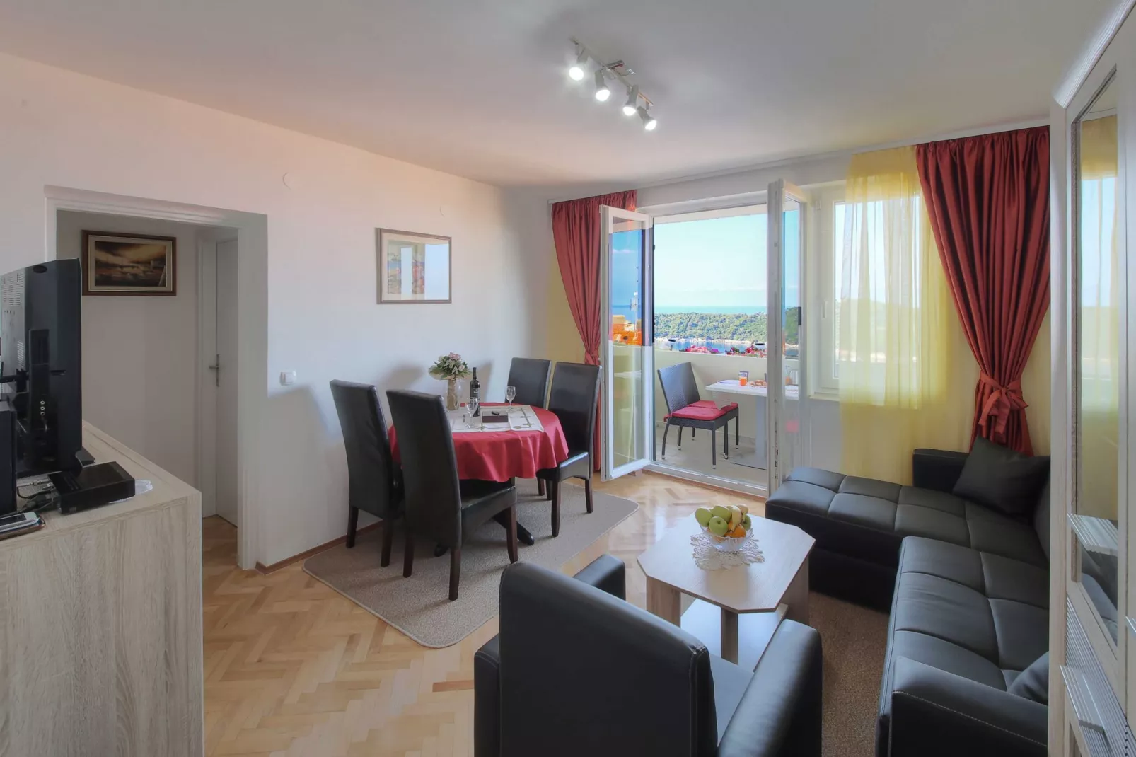 Blue Harmony Sea View Apartment - Two Bedroom Apartment with Balcony and Sea View-Woonkamer