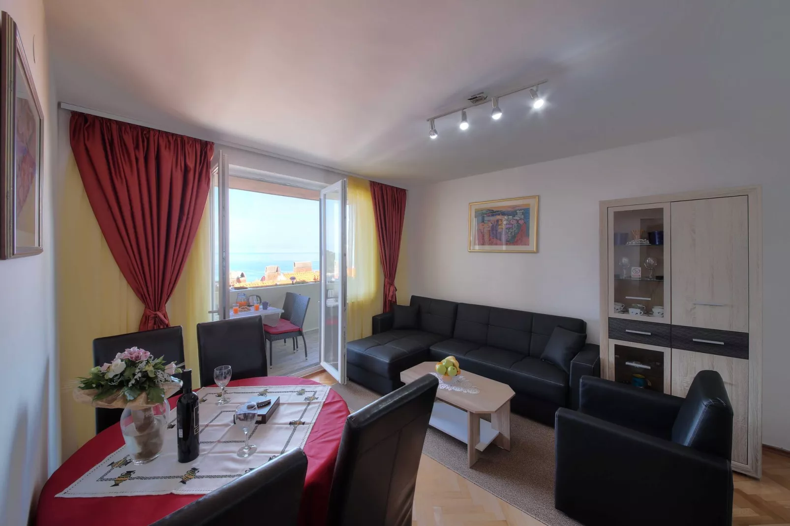 Blue Harmony Sea View Apartment - Two Bedroom Apartment with Balcony and Sea View-Woonkamer