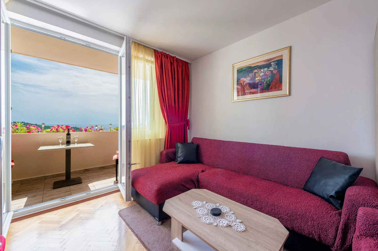 Blue Harmony Sea View Apartment - Two Bedroom Apartment with Balcony and Sea View-Woonkamer