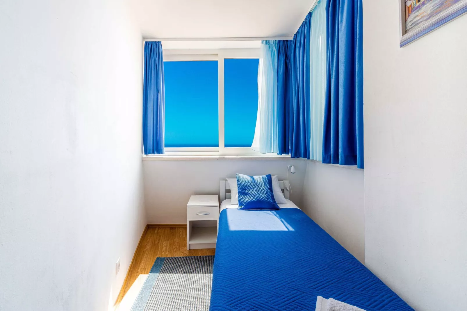 Blue Harmony Sea View Apartment - Two Bedroom Apartment with Balcony and Sea View-Slaapkamer