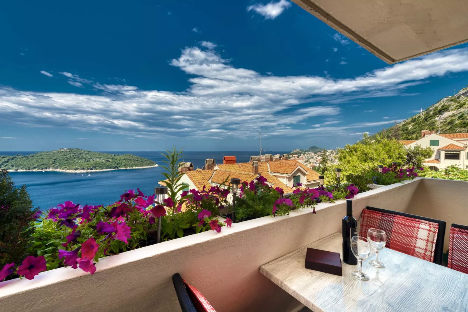 Blue Harmony Sea View Apartment - Two Bedroom Apartment with Balcony and Sea View-Terrasbalkon