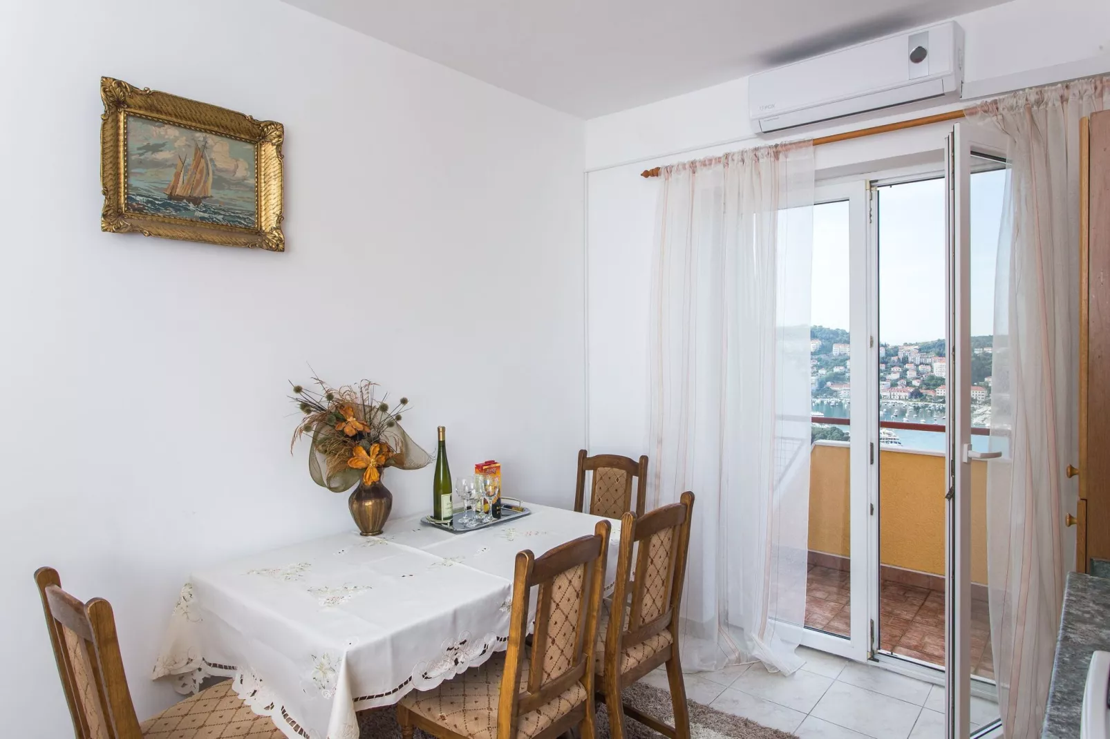 Apartment Marisol - One Bedroom Apartment with Balcony and Sea View-Eetkamer