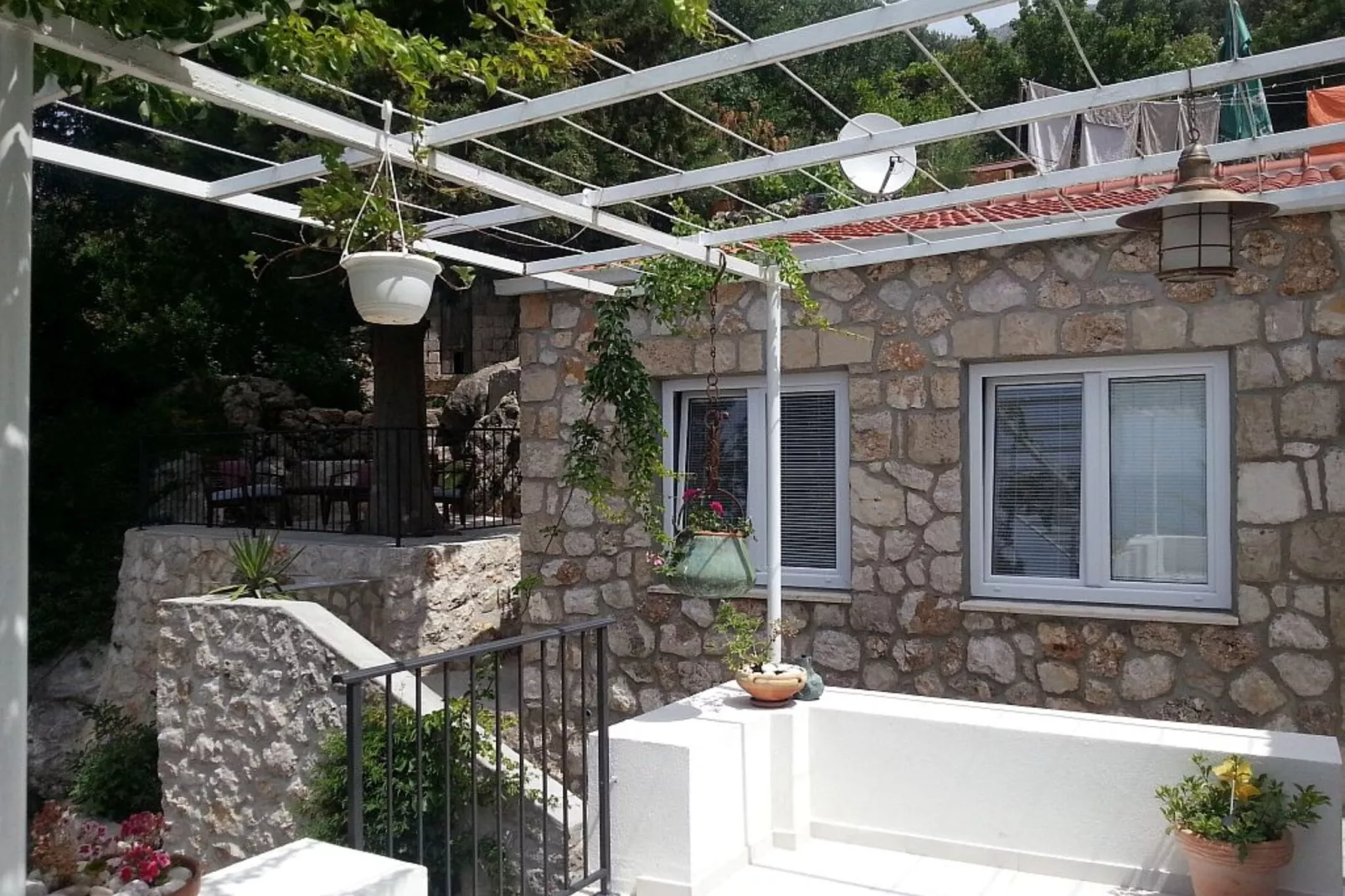 Villa Mirjana - One Bedroom Apartment with Terrace and Side Sea View (Taverna)-Buitenlucht