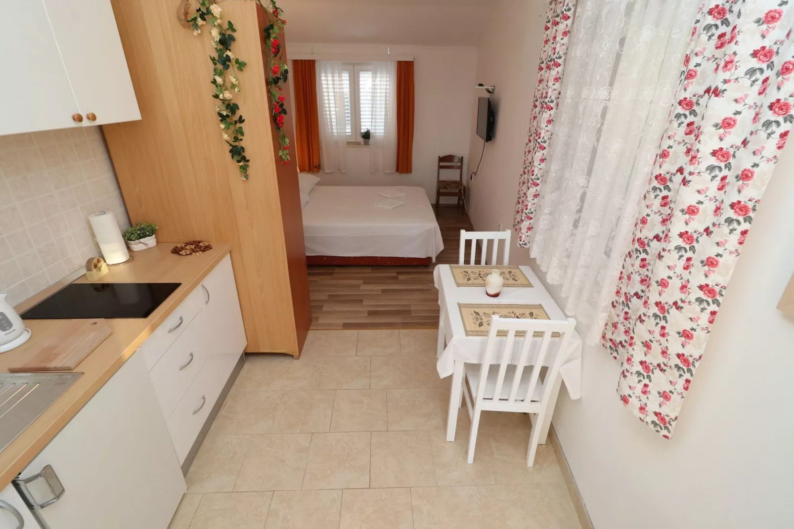 Apartments Sergej-Standard Studio apartment with Terrace and Sea View ( Nataša )-Eetkamer