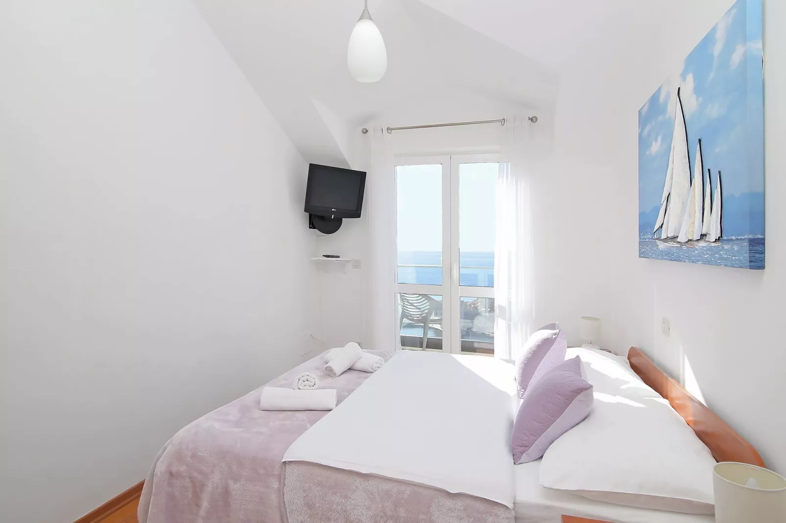 Apartments Isabora - Comfort Three-Bedroom Apartment with Balcony and Sea View (Second Floor)-Slaapkamer