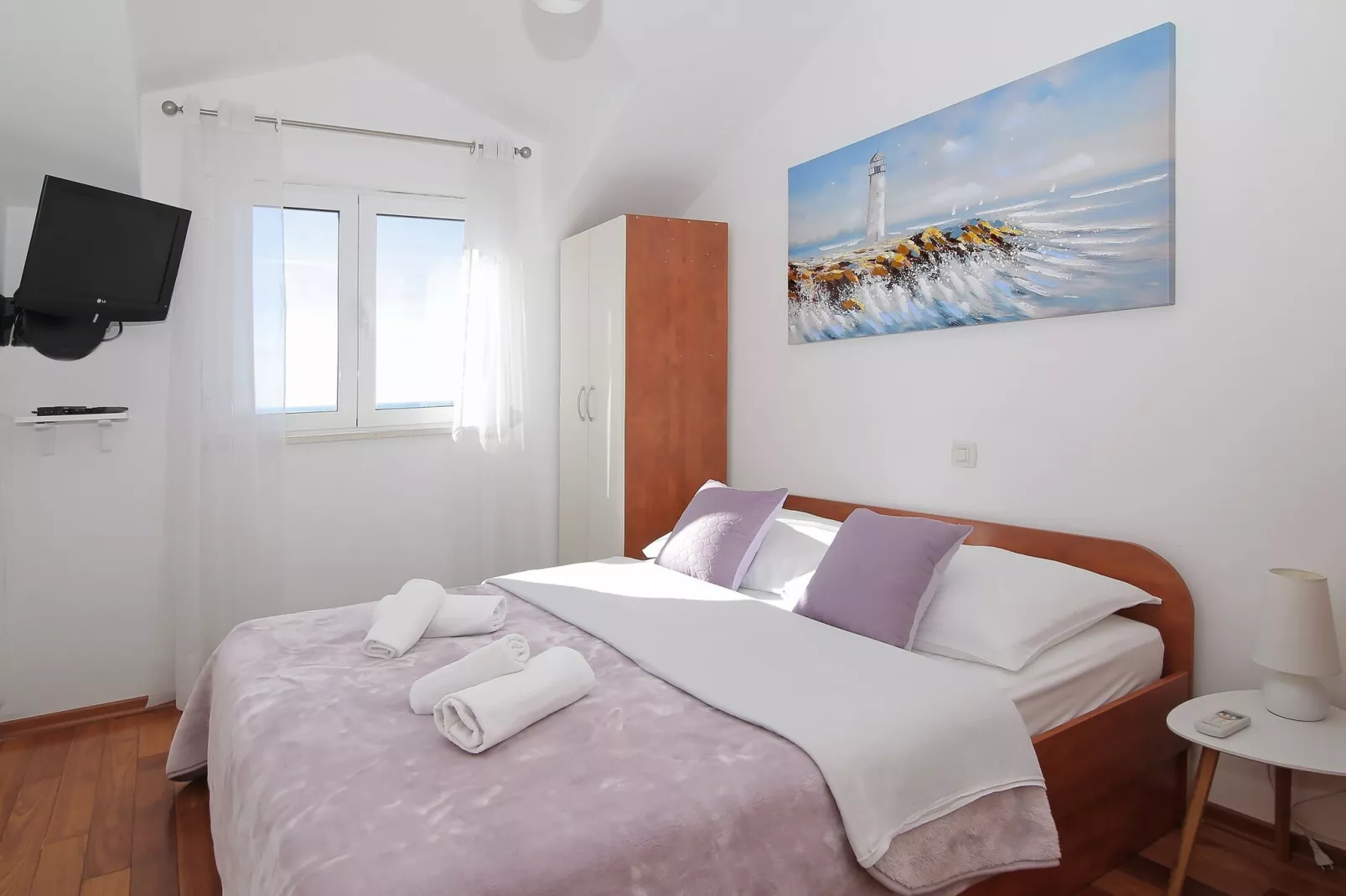 Apartments Isabora - Comfort Three-Bedroom Apartment with Balcony and Sea View (Second Floor)-Slaapkamer