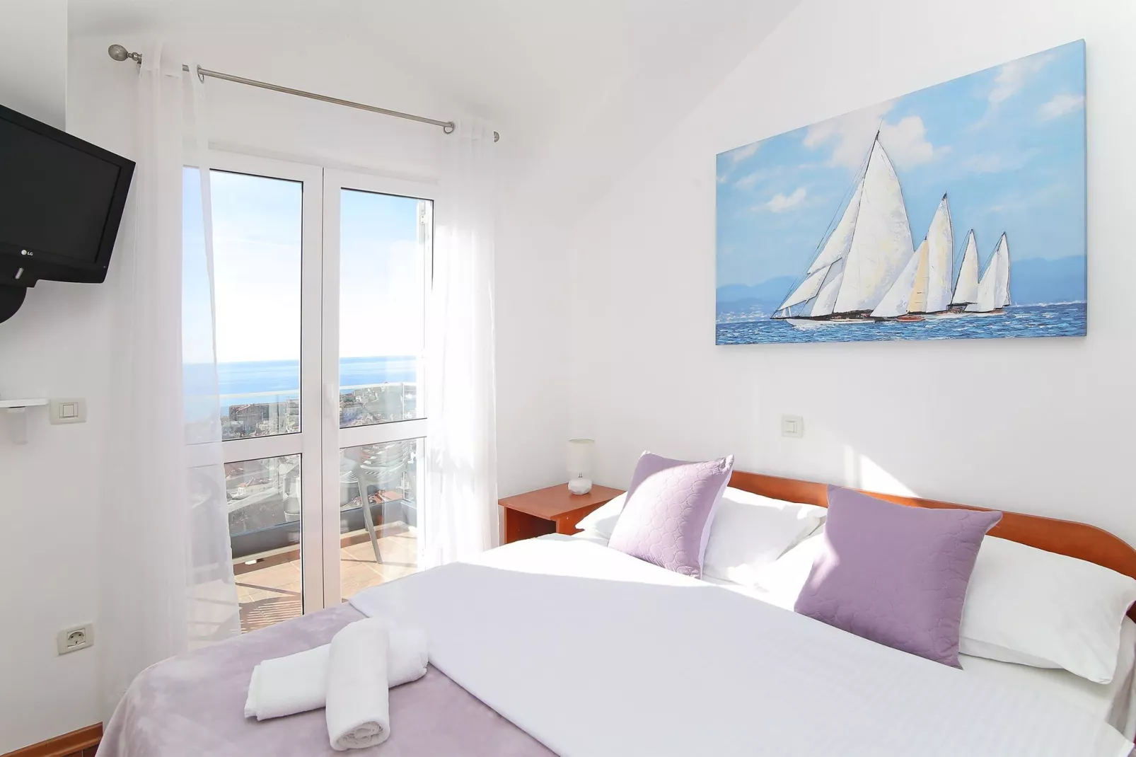 Apartments Isabora - Comfort Three-Bedroom Apartment with Balcony and Sea View (Second Floor)-Slaapkamer