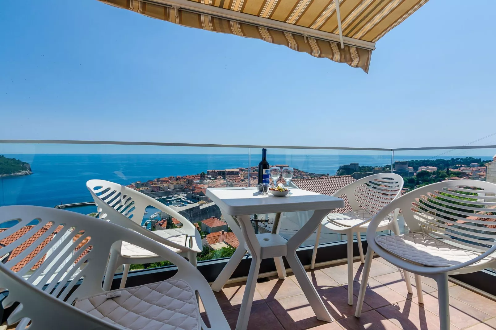 Apartments Isabora - Comfort Three-Bedroom Apartment with Balcony and Sea View (Second Floor)-Terrasbalkon