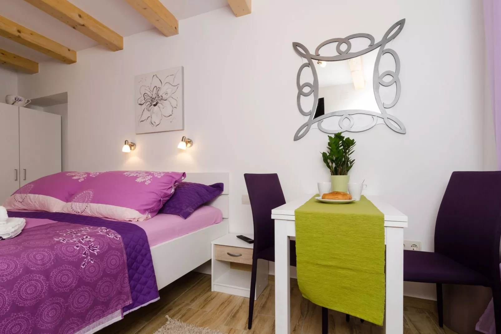 Lavender Garden Apartments - Studio Apartment (First Floor) - APT 3-Binnen