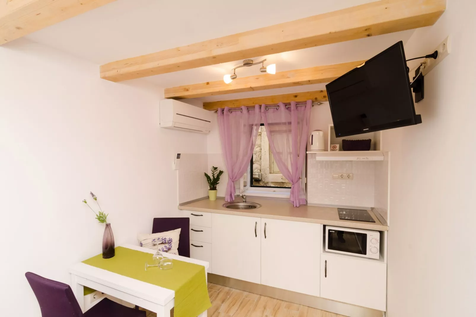 Lavender Garden Apartments - Comfort Studio Apartment (Ground Floor) - APT 2-Keuken