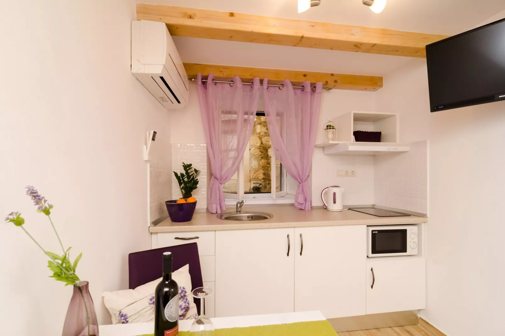 Lavender Garden Apartments - Comfort Studio Apartment (Ground Floor) - APT 2-Keuken