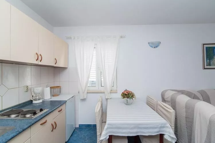 Apartments Batinic - One Bedroom Apartment with Terrace (ST)-Eetkamer