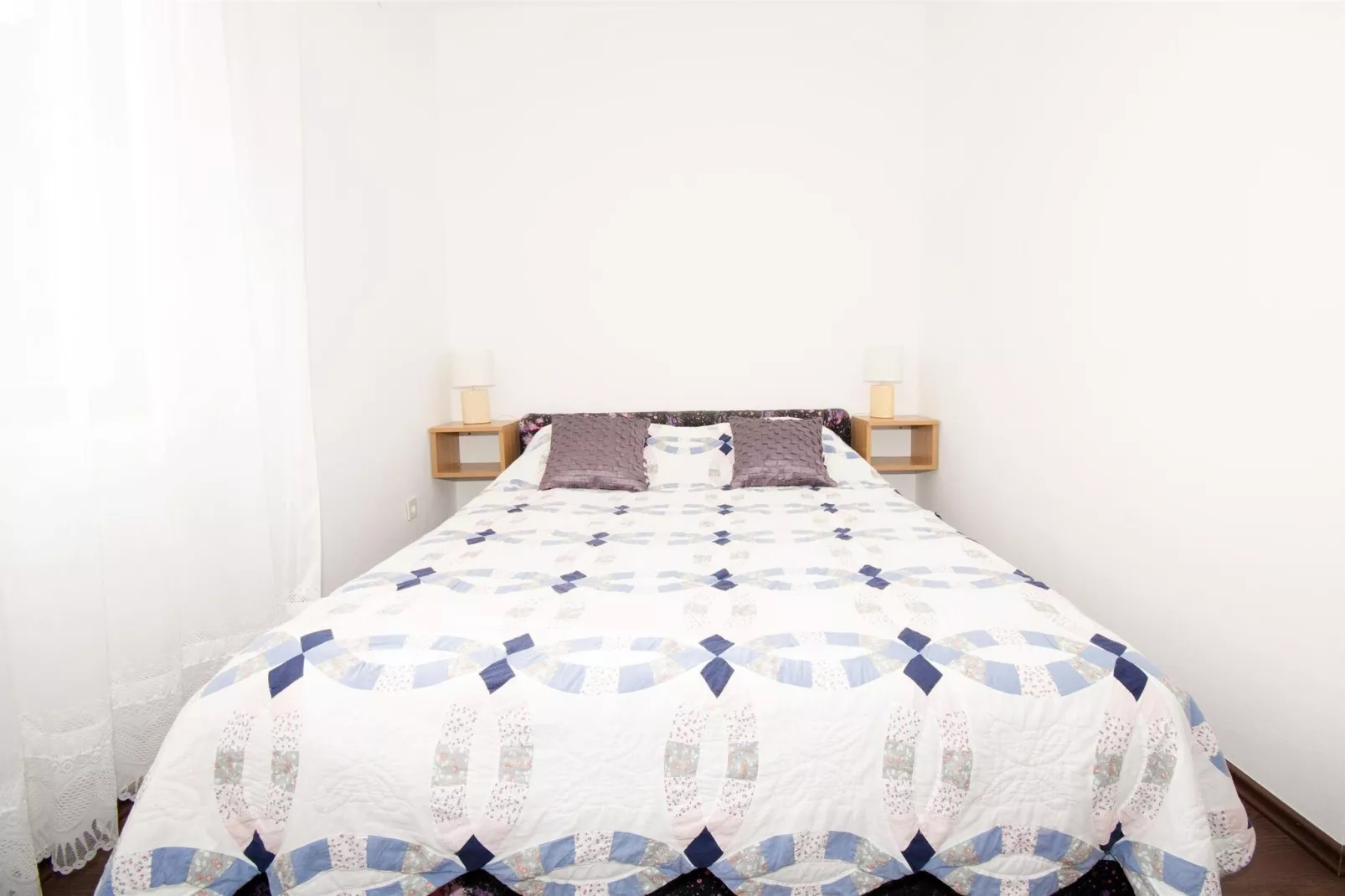 Guest House Rooms Rose- Comfort Double Room with Balcony and Sea View-Slaapkamer