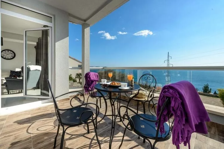 Apartments Villa Capitano - Two Bedroom Apartment with Balcony and Sea View (CRNI)-Terrasbalkon