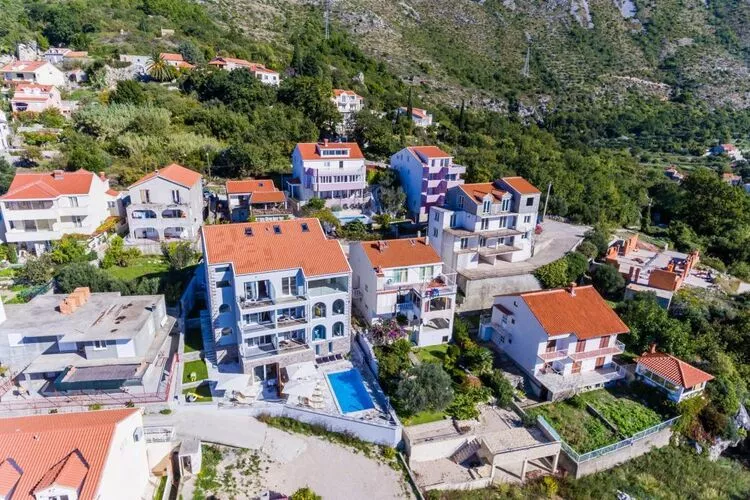 Apartments Villa Capitano - Two Bedroom Apartment with Balcony and Sea View (CRNI)-Uitzicht