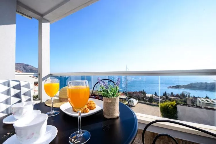 Apartments Villa Capitano - Two Bedroom Apartment with Balcony and Sea View (ŽUTI)-Terrasbalkon