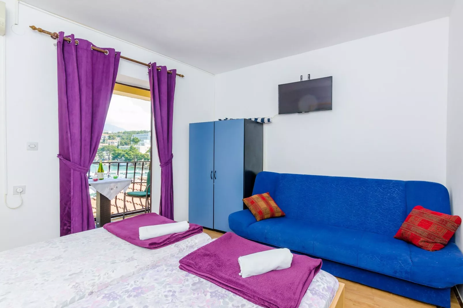 Apartments & Rooms Mihajica- Comfort Studio Apartment with Balcony and Sea View-Slaapkamer