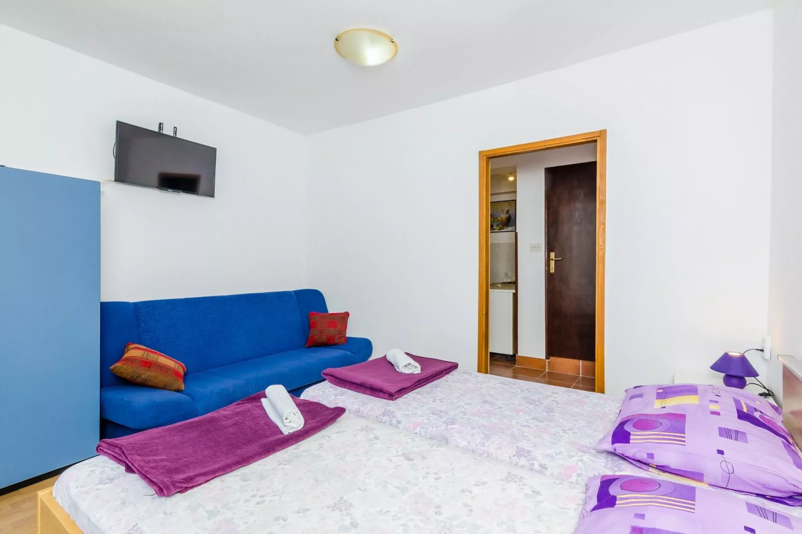 Apartments & Rooms Mihajica- Comfort Studio Apartment with Balcony and Sea View-Slaapkamer