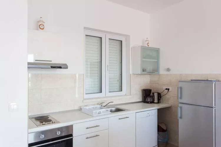 Apartments Villa Ari - Superior Three Bedroom Apartment with Balcony and Sea View (First Floor)-Keuken