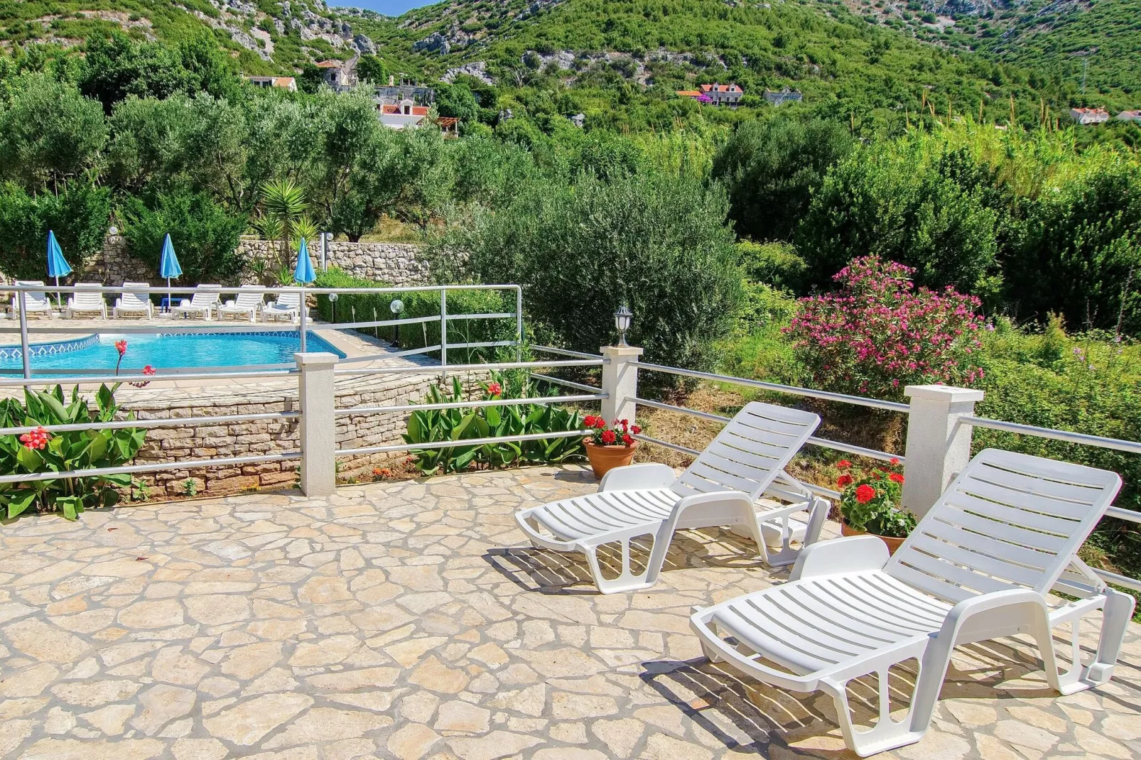 Villa Klara - Holiday Home with Terrace, Pool and Sea View-Zwembad