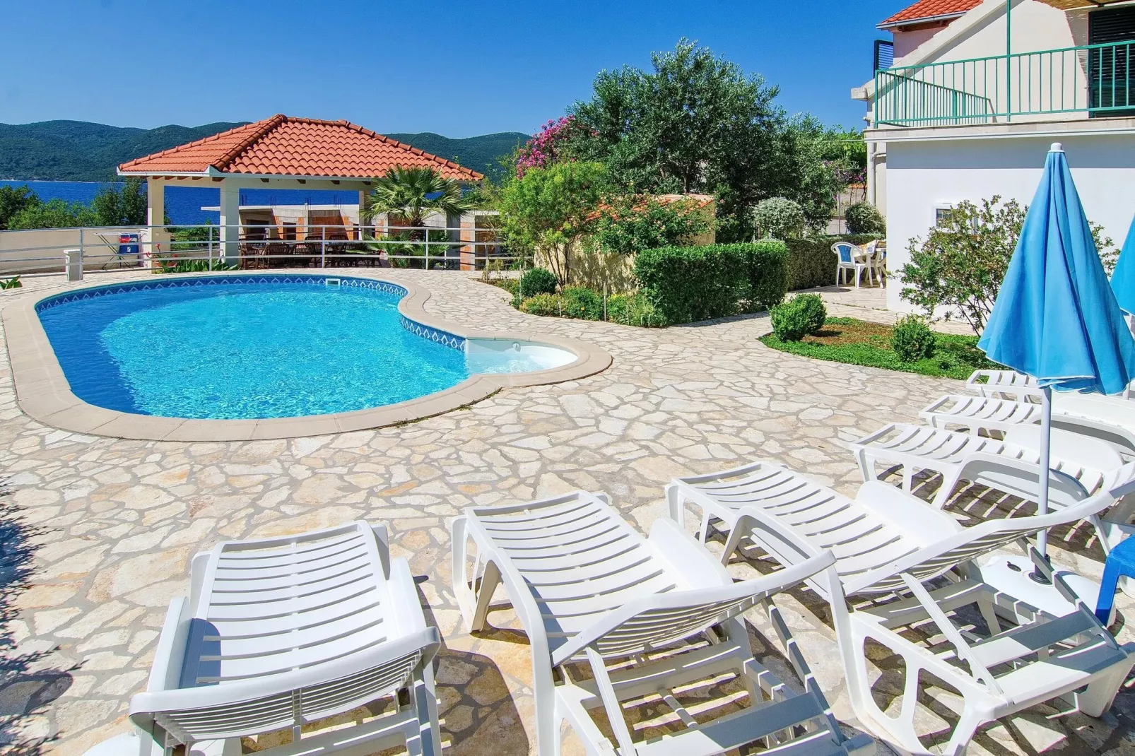 Villa Klara - Holiday Home with Terrace, Pool and Sea View-Zwembad