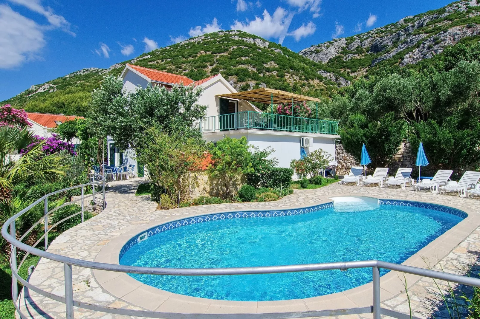 Villa Klara - Holiday Home with Terrace, Pool and Sea View-Zwembad