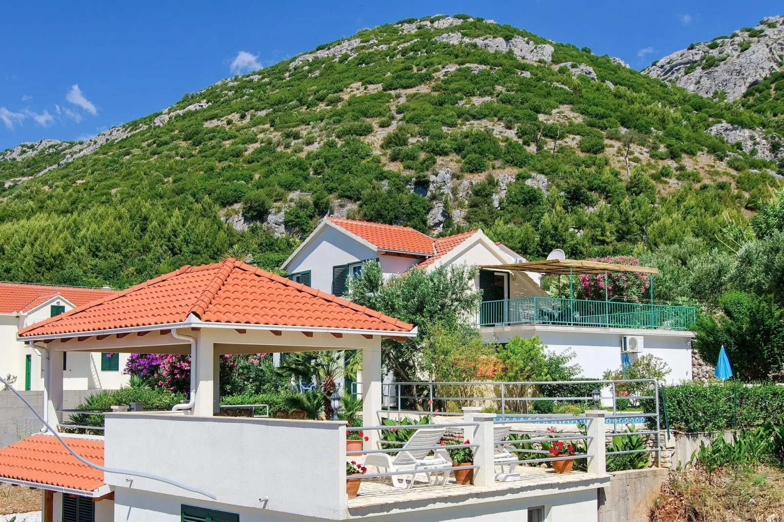 Villa Klara - Holiday Home with Terrace, Pool and Sea View-Buitenlucht