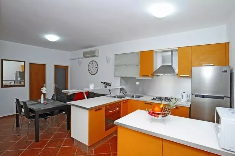 Holiday Home Odiseja- One Bedroom Apartment with Terrace and Sea View-Keuken