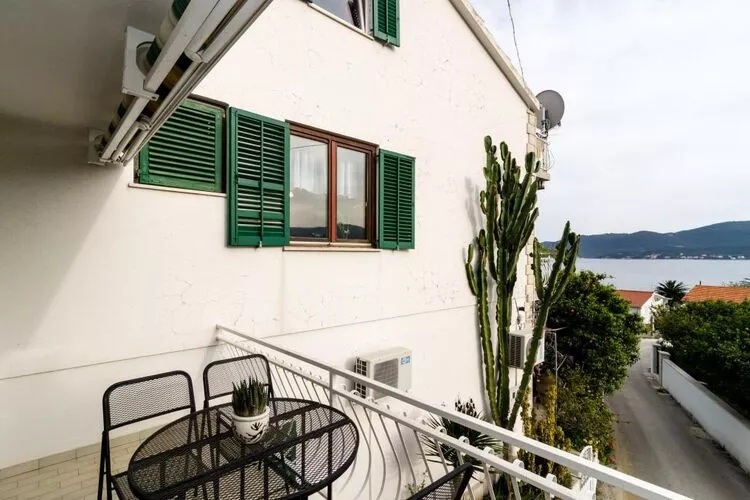 Apartments Klara-Gorjana-Comfort Studio with Balcony and Sea View (2)-Terrasbalkon