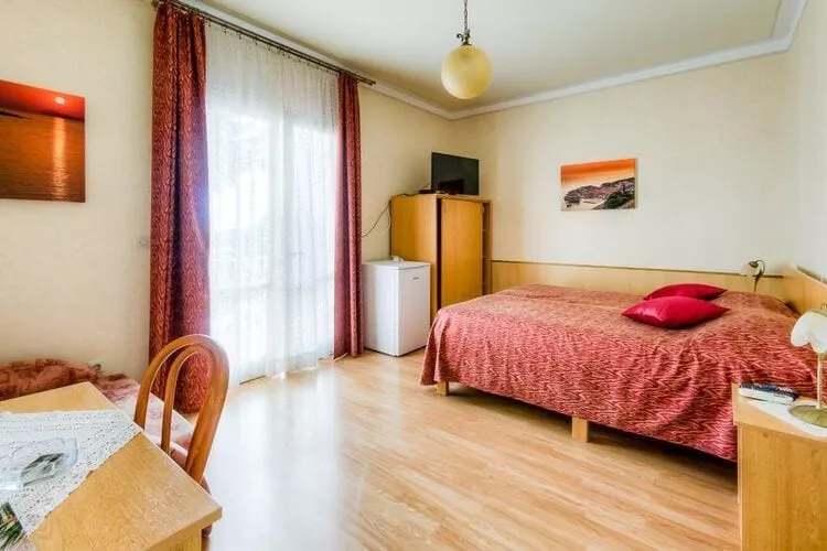 Guest House Villa Nina- Comfort Triple Room with Balcony and Sea View (S1 - crvena)