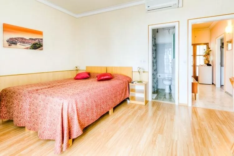 Guest House Villa Nina- Comfort Triple Room with Balcony and Sea View (S1 - crvena)-Woonkamer