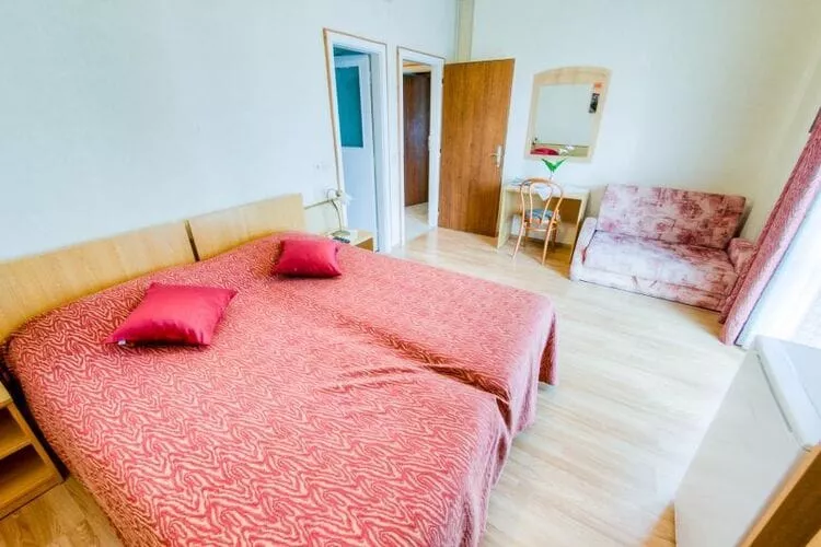 Guest House Villa Nina- Comfort Triple Room with Balcony and Sea View (S1 - crvena)