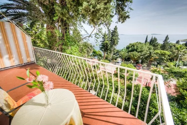 Guest House Villa Nina- Comfort Triple Room with Balcony and Sea View (S1 - crvena)-Terrasbalkon