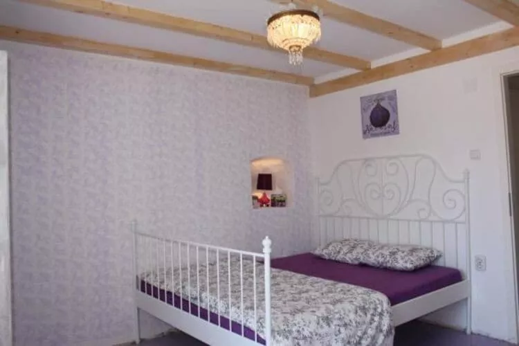 Guest House Gugily- Triple Room with Shared Bathroom and City View (Bijela)-Slaapkamer