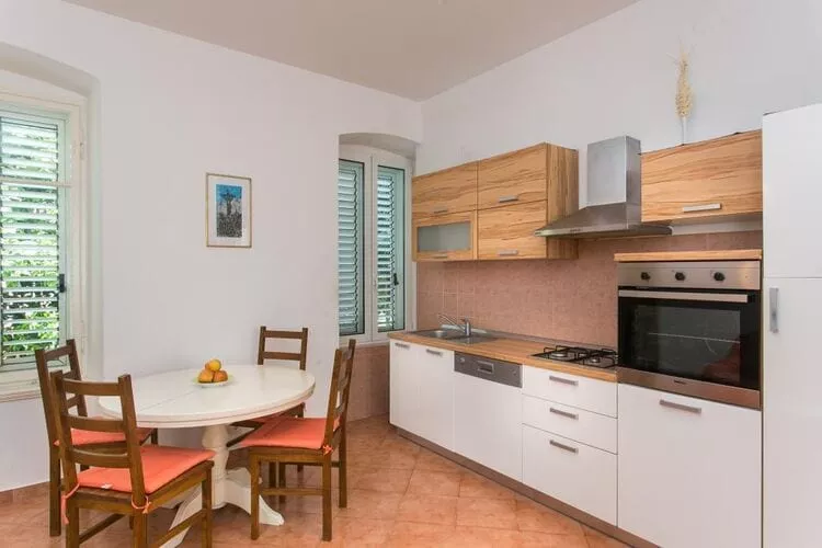 Apartment Tranquilo- Two Bedroom Apartment with Garden View-Keuken