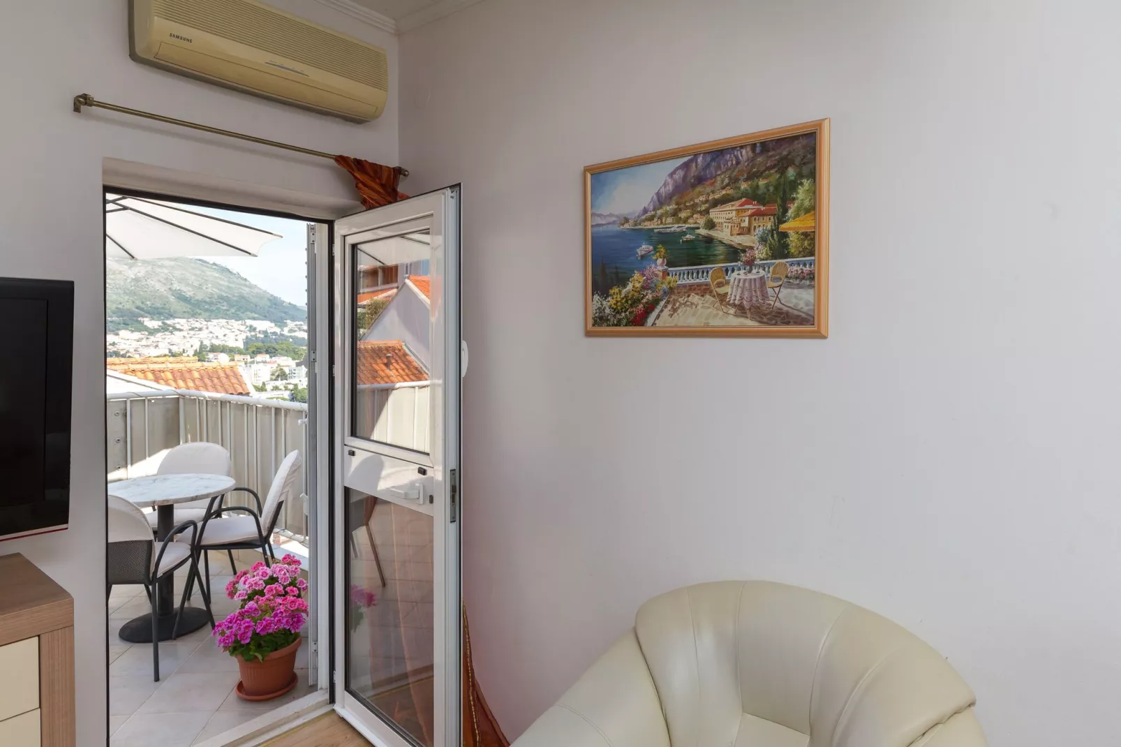 Green Hills Apartment - One Bedroom Apartment with Balcony and Sea View-Terras